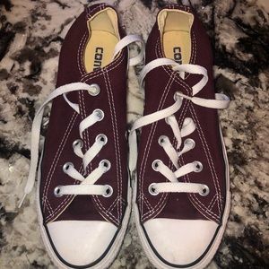 MAROON LOW TOP CONVERSE